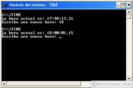 Ventana del Símbolo del sistema mostrando cómo cambiar la hora con time - Ejemplo del tutorial de CMD de {Abrirllave.com